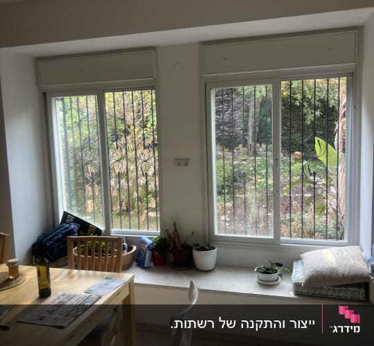 חלונות אלומיניום עם סורגים בחדר פנימי